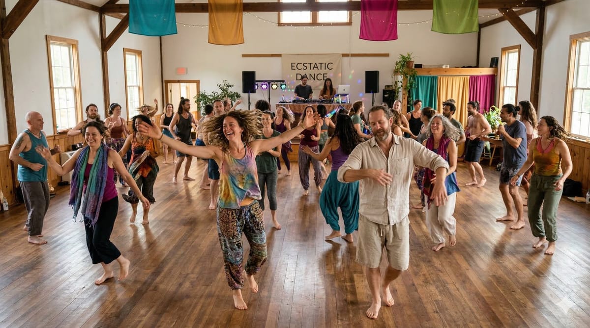 Session d'Ecstatic Dance en salle avec groupe en danse libre, guidee par un DJ