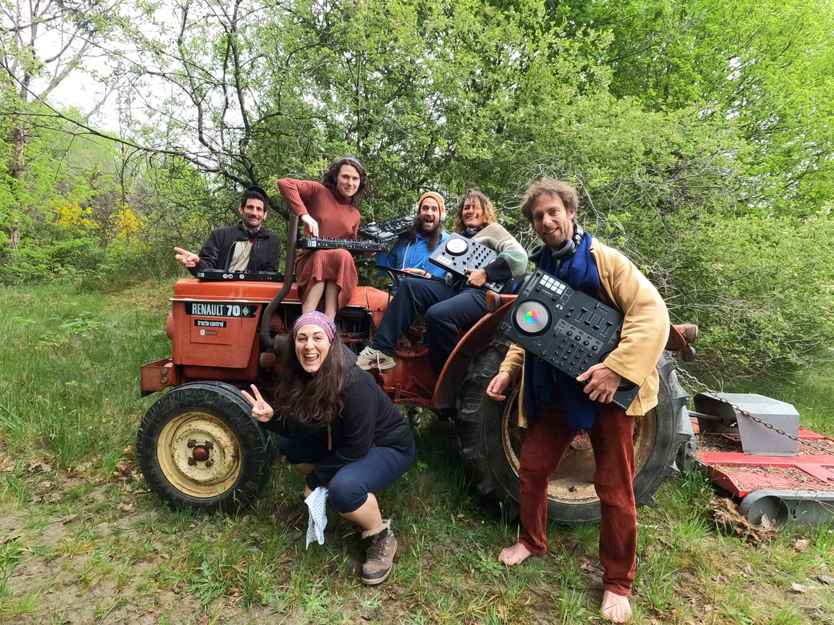 Groupe en Formation DJ Ecstatic Dance autour d'un controleur en pleine nature