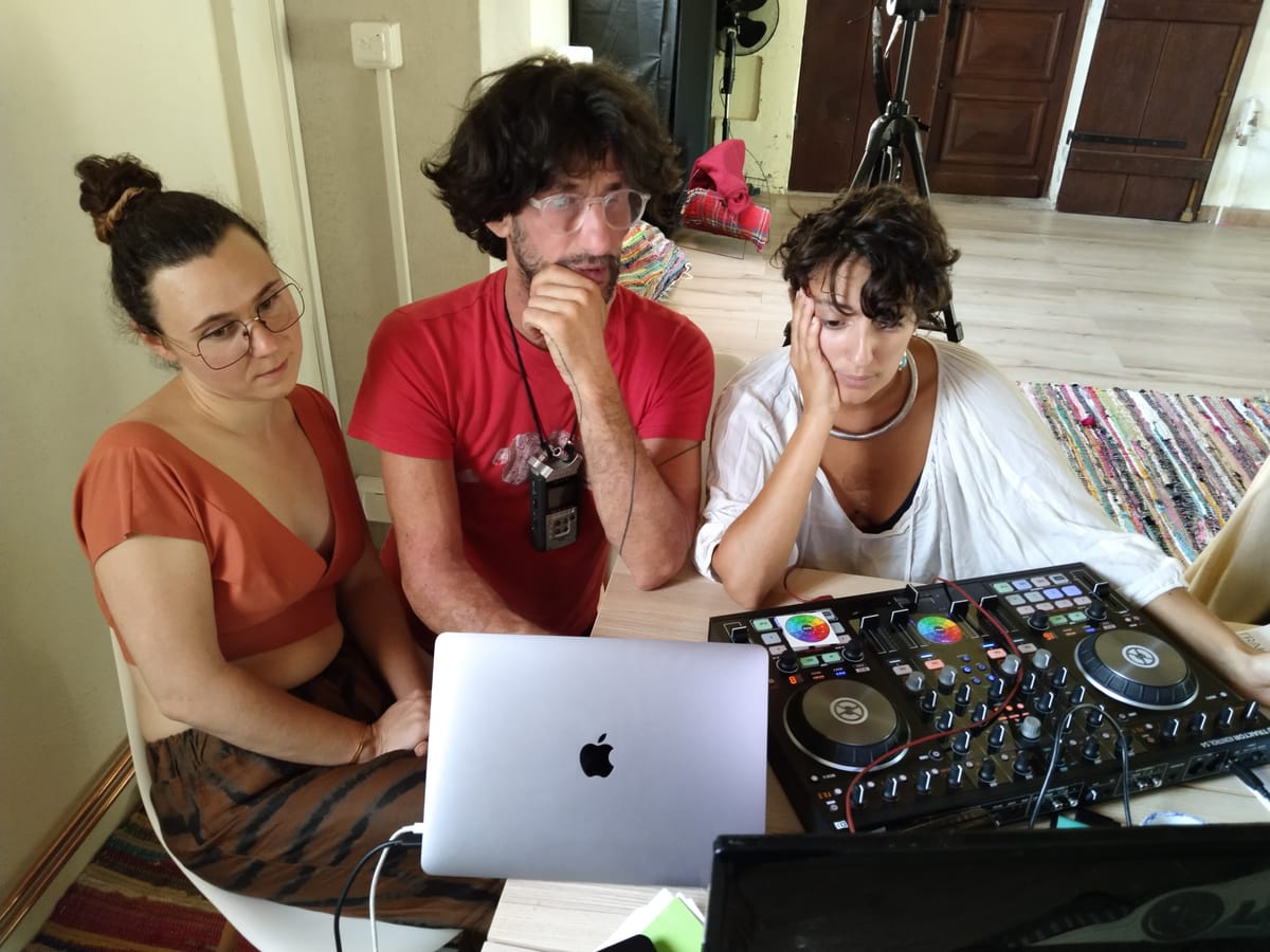 Atelier de mix sur controleur Traktor pendant une Formation DJ Ecstatic Dance