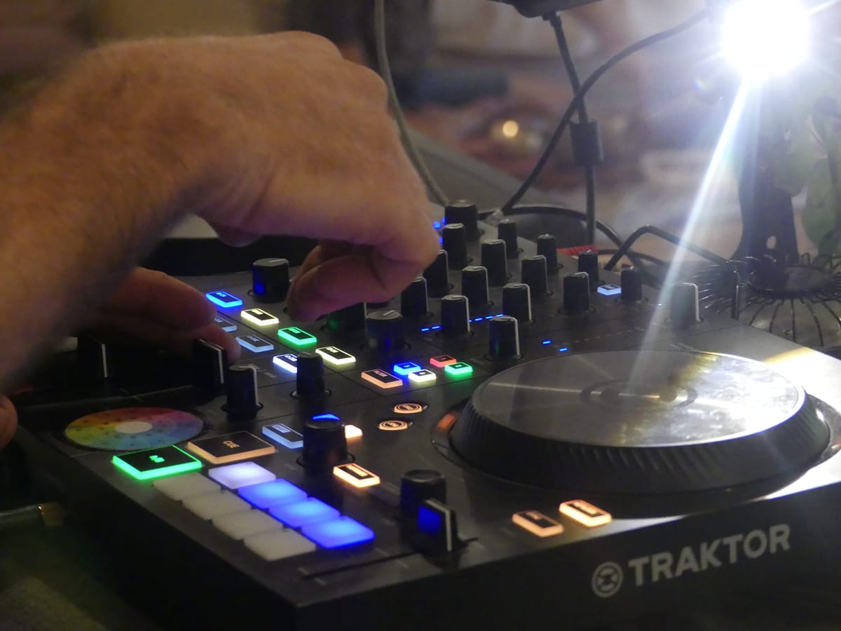 Controleur Traktor utilise pendant une Formation DJ Ecstatic Dance