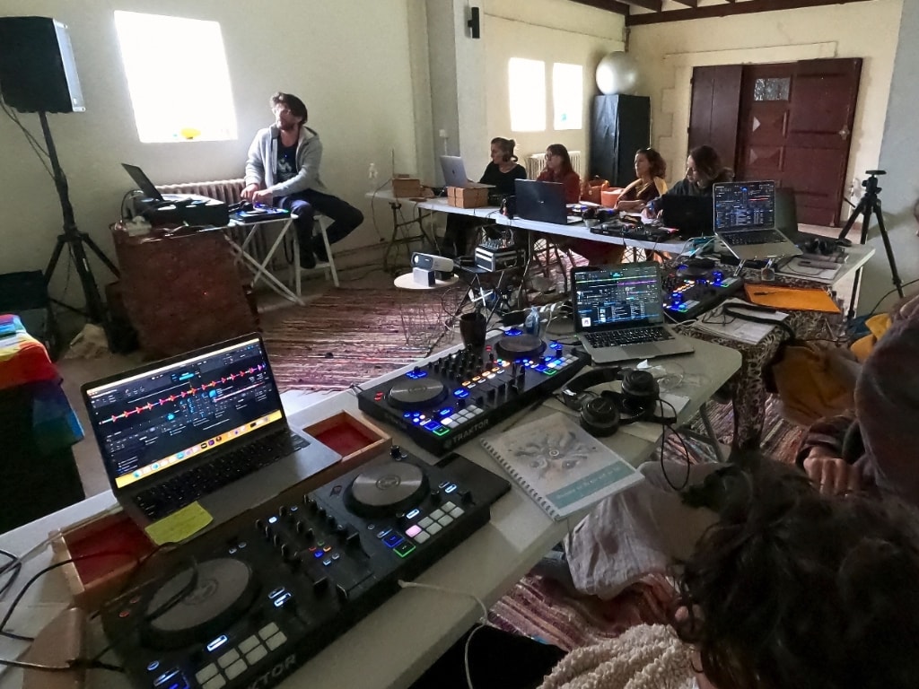 Salle de Formation DJ avec controleurs et ordinateurs pour DJ Ecstatic Dance