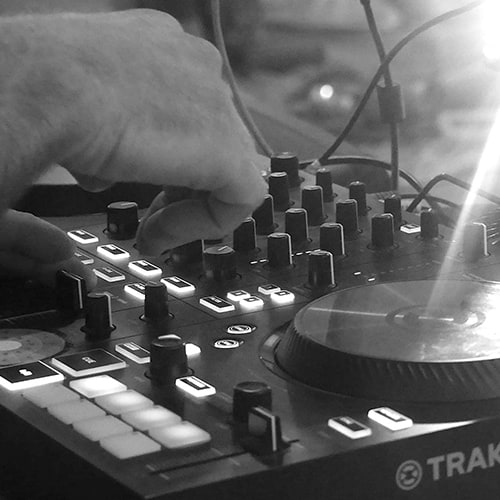 Main sur controleur DJ pendant un atelier de Formation DJ Ecstatic Dance