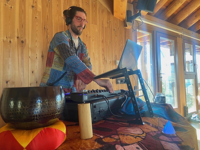 Eotim anime une session de Formation DJ Ecstatic Dance avec casque et controleur Traktor